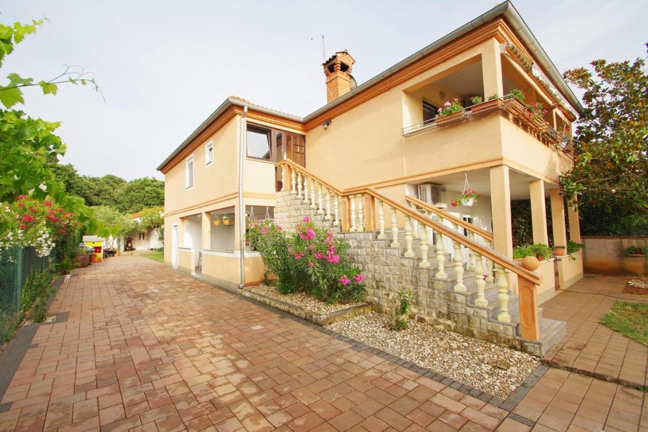 Apartment Pineta In Village Valbandon Exterior photo