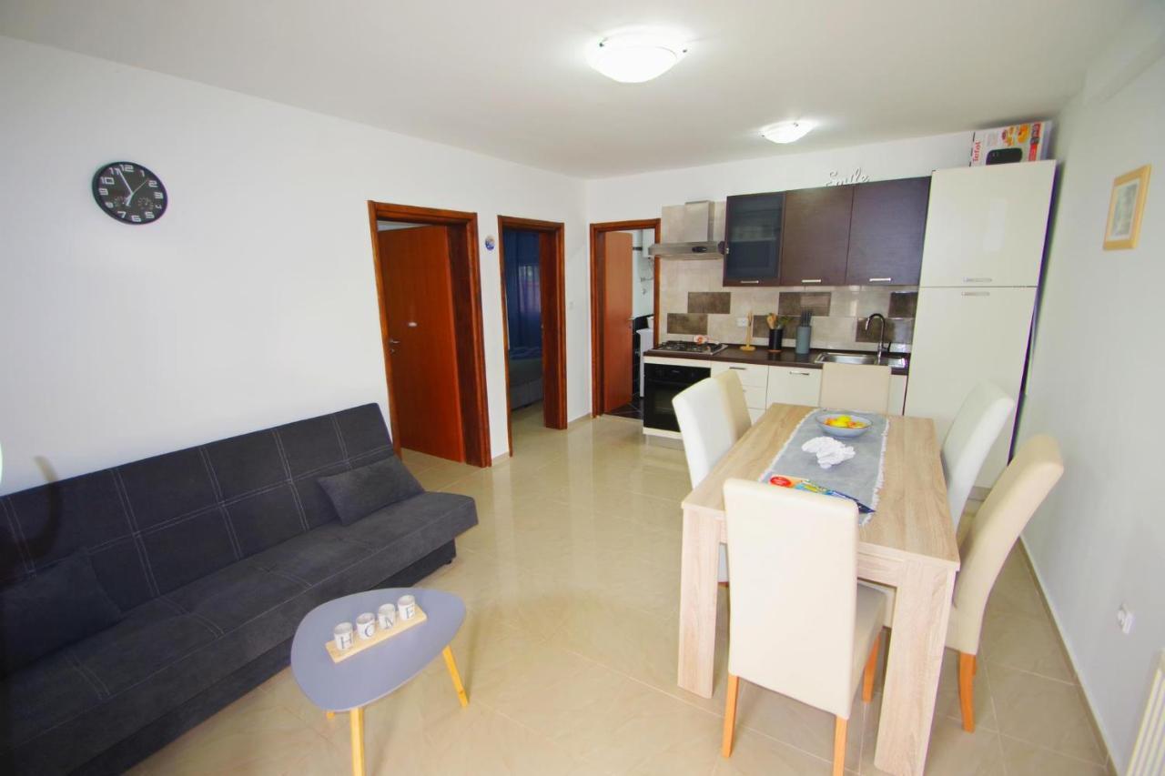 Apartment Pineta In Village Valbandon Exterior photo
